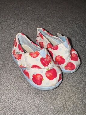 Toms Kids Slip-On Shoes in White with Red Apple Print